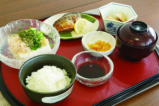 やっこと魚の定食